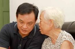 市領(lǐng)導(dǎo)到我院慰問老職工