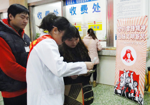 志愿服務的醫(yī)務工作者正在為患者提供咨詢