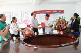 梧州市黃振饒常委重陽節(jié)前到我院慰問醫(yī)學(xué)老專家