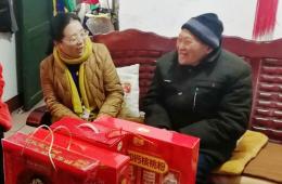 我院對困難職工、退休職工進(jìn)行春節(jié)慰問