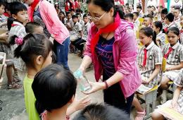 我院組織志愿者到貧困村小學(xué)開展六一活動