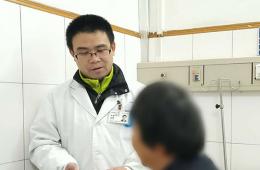 【工醫(yī)故事】阿姨惡疾纏身服藥自殺 暖心醫(yī)生救人更救心