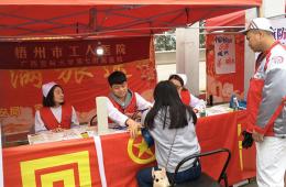 守護(hù)歸家之路|工醫(yī)志愿者到東出口為返鄉(xiāng)“摩托大軍”義診