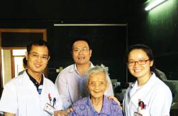 暖心！貧困百歲老人白內(nèi)障復(fù)明，開心得像個(gè)孩子