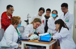 中華健康快車眼科專家第9次蒞臨醫(yī)院開展學術交流和技術指導