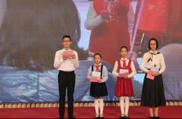 梧州市最美家庭江逸峰家庭在梧州市領(lǐng)導干部家屬助廉活動中分享家風故事